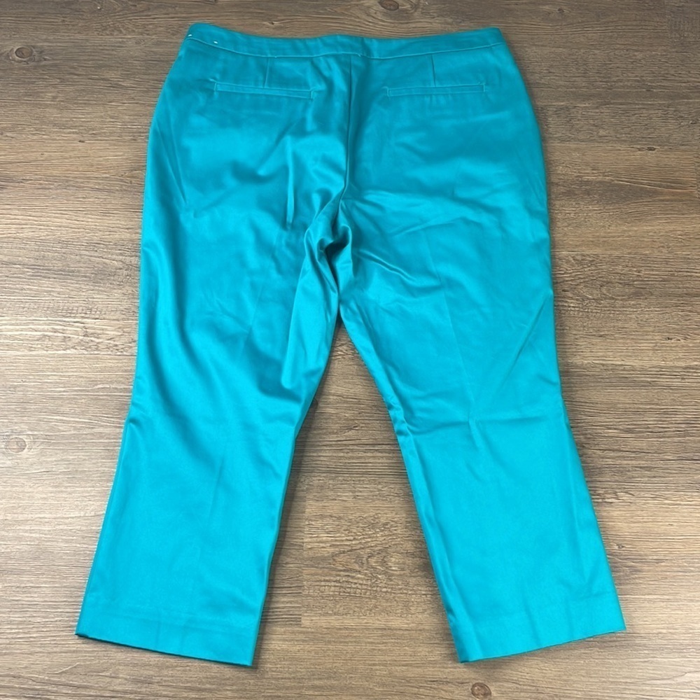 Worthington Women’s Turquoise Teal Modern Fit Crop Capri, size 10 - Picture 7 of 9